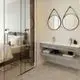Waschbecken mit zwei Wasserhähnen, montiert an einer glatten Wand. Ideal Standard erkennbar durch die klare Linienführung und funktionale Gestaltung im modernen Bad.